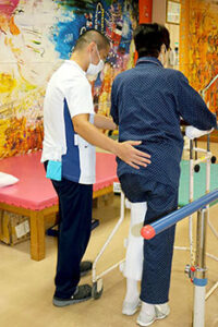 手術後のリハビリの様子　手術翌日からリハビリは開始します